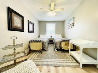 Pink Bungalow Downtown - Sandusky - 5