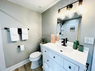 Pink Bungalow Downtown - Sandusky - 2