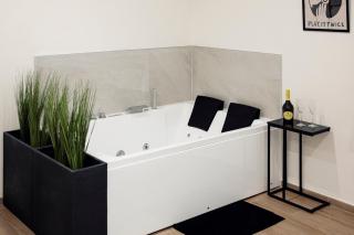 Rehouse - Luxury Suite w Jacuzzi - 4
