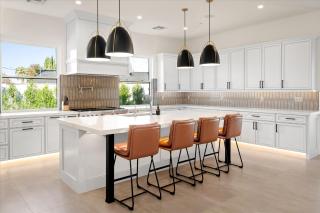 Luxe Villa, Private Pool Putting Green and BBQ - 7