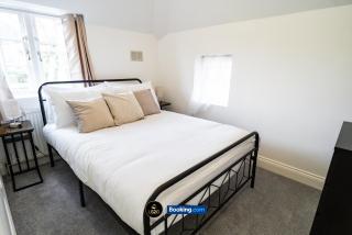 Spacious 3-Bed House in Hampstead with Parking by LS2G Stays - 6