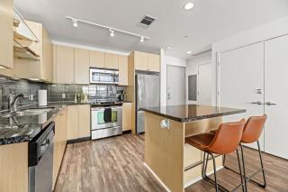 Modern Downtown City View High-Rise with Balcony, Gym, Pool, Free Parking 7th Floor - Dallas - 1