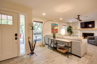 Sunny and Chic Retreat with Spacious Yard and Patio! - Bentonville - 7