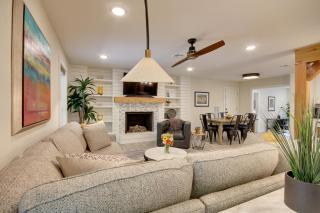 Sunny and Chic Retreat with Spacious Yard and Patio! - Bentonville - 6