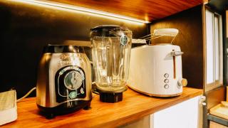 Equipetrol-Chic 2BR Apt King Beds, Fast WiFi, Pool, Top Location & Café Scene - 4