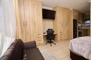 Menlyn Maine Spacious Cottage - 3