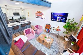 Theatre Retreat 2 Bedroom Loft - 1 Blk from Theatres - 3