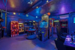 Mickeys House - Heated Pool, Slide, Golf, Karaoke and More - 1