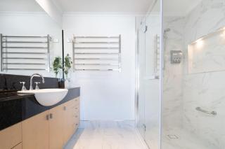 Luxury Waterfront Stay - Launceston - 4