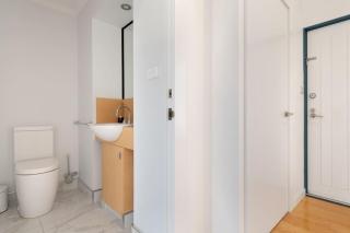 Luxury Waterfront Stay - Launceston - 1