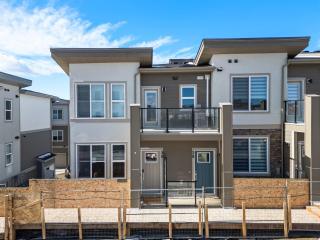 Luxury Aspen 2BR Home with Double Garage Car Parking - 8