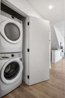 Luxury Aspen 2BR Home with Double Garage Car Parking - 3