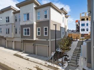 Springbank Hill 2BR Townhouse near WinSport – 2 Queen Beds, Double Garage, Fast Wi-Fi - 6