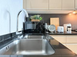 Roomy Modern 2BR - Ultra Fast WiFi - BTS Phrom Phong - 3
