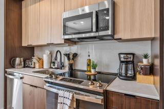 OTR King Bed Free Parking Gym Top Floor Club Room - 6