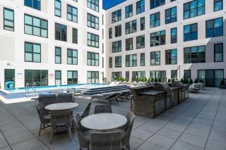 OTR King Bed Free Parking Gym Top Floor Club Room - 3