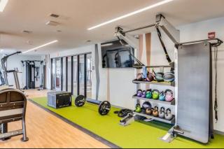 OTR King Bed Free On Site Parking Gym Pool Club Room - 2