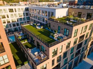 OTR King Bed Free On Site Parking Gym Pool Club Room - 9