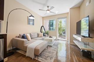 Chic 1BR Retreat with Pool, Gym & Jacuzzi in Mid Wilshire & Miracle Mile - 0