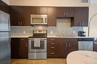 Chic 1BR Retreat with Pool, Gym & Jacuzzi in Mid Wilshire & Miracle Mile - 6