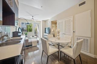 Chic 1BR Retreat with Pool, Gym & Jacuzzi in Mid Wilshire & Miracle Mile - 5