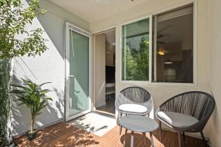 Chic 1BR Retreat with Pool, Gym & Jacuzzi in Mid Wilshire & Miracle Mile - 3