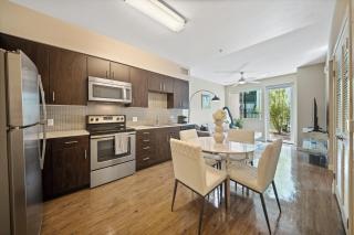 Chic 1BR Retreat with Pool, Gym & Jacuzzi in Mid Wilshire & Miracle Mile - 2