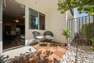 Chic 1BR Retreat with Pool, Gym & Jacuzzi in Mid Wilshire & Miracle Mile - 1