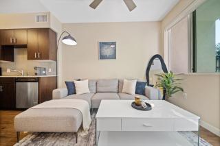 Chic 1BR Retreat with Pool, Gym & Jacuzzi in Mid Wilshire & Miracle Mile - 9