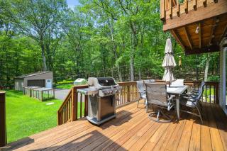 Secluded Cabin, Jacuzzi, Pool Table, King Bed & Fire Pit - Bushkill - 2
