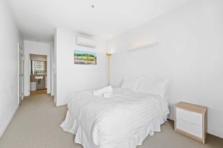 Perfect Melbourne Home Base on St Kilda Plus Parking - 9