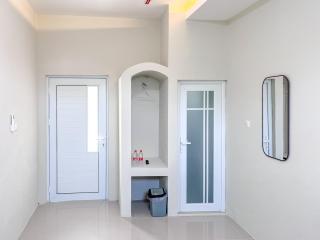 RedDoorz Syariah near Alun-Alun Tanjunganom Nganjuk - - 9