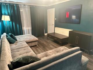 Cozy Four-Bedroom Home with Hot Tub, Garden - Close to Shops, Restaurants, Hospital and Park - 0