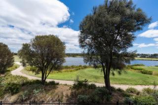 Front Row Golf & Lake Views Luxe Coastal Retreat - Torquay - 2