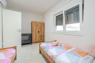 Apartments with a parking space Vir - 24072 - 6