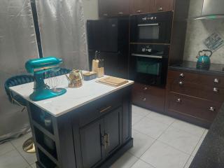Ogun Suite-Technology Infused Stylish Home - Tampa - 7