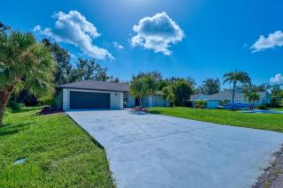 Modern and Spacious 3bdrm and 3 bath house with pool - 9