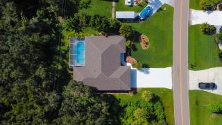 Modern and Spacious 3bdrm and 3 bath house with pool - 0