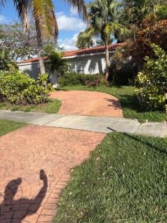 Escape to our Charming Beach Cottage, - Hallandale Beach - 2