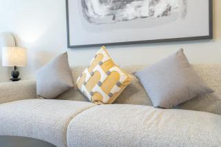 Comfortable Flat that Sleeps 2 Near Circle Mall - Dubai - 2