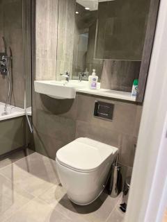 Two-Bedroom Apartment with City View - Birmingham - 8