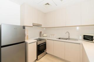 Two Bedroom Apartment with Balcony Canal View and Free Yas Theme Park Tickets - Abu Dhabi - 2