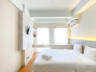 Modern Look and Comfy Studio Patraland Urbano Apartment By Travelio - Bekasi - 9