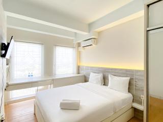 Modern Look and Comfy Studio Patraland Urbano Apartment By Travelio - Bekasi - 0