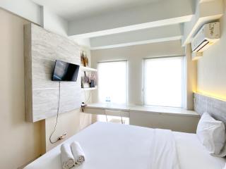 Modern Look and Comfy Studio Patraland Urbano Apartment By Travelio - Bekasi - 7