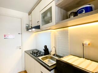Modern Look and Comfy Studio Patraland Urbano Apartment By Travelio - Bekasi - 3