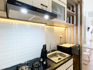 Modern Look and Comfy Studio Patraland Urbano Apartment By Travelio - Bekasi - 1