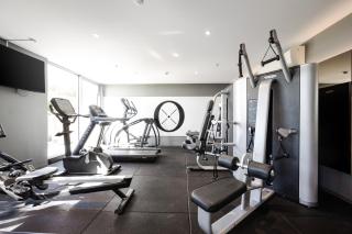 Luxe Flemington Cityscape Racecourse views Pool Gym Parking - 2