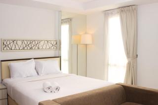 Cozy Studio at Azalea Suites Apartment By Travelio - Bekasi - 8