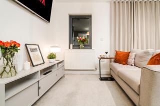 Heathrow in 15 mins - Balcony - Dedicated Workspace - Hounslow - 8